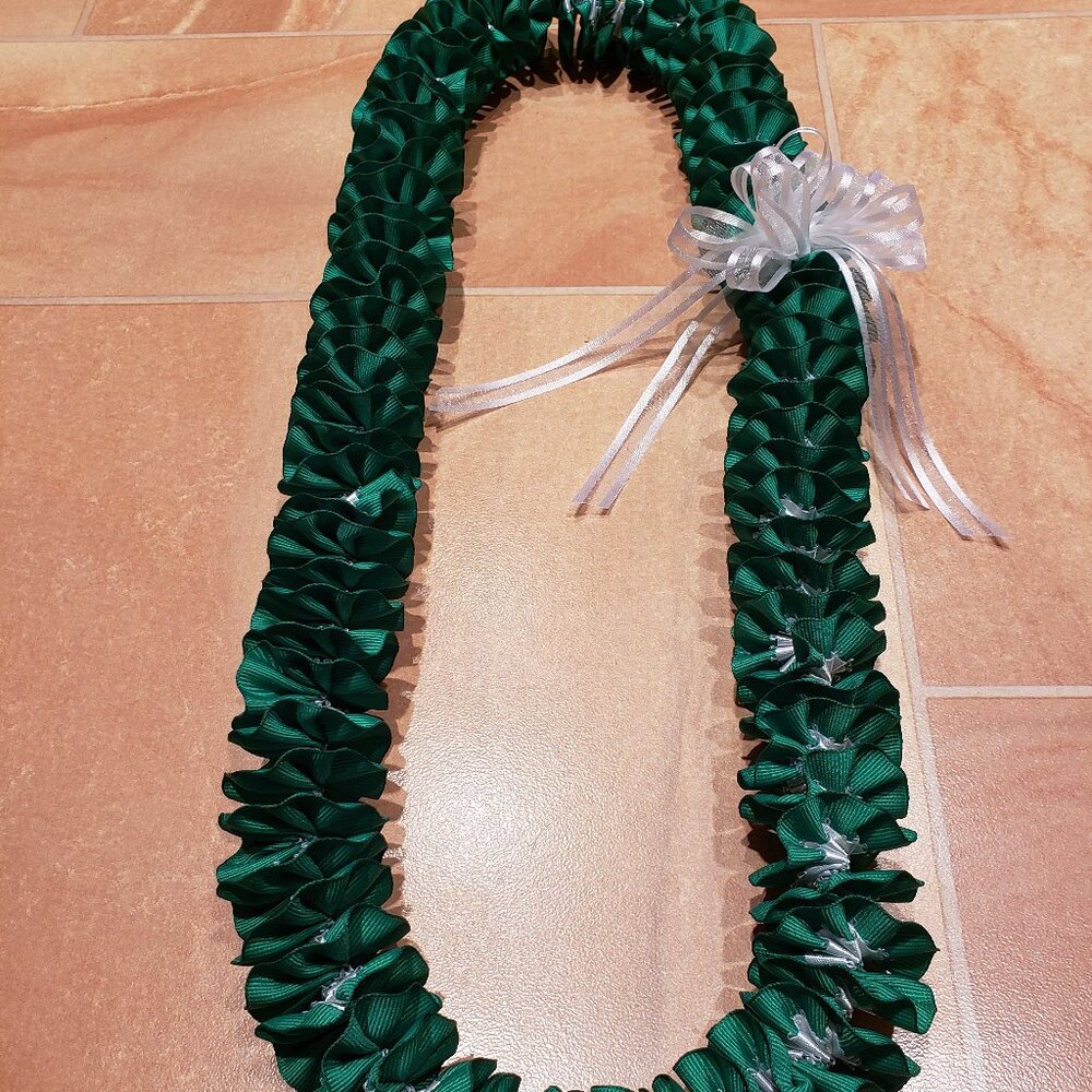NWOT Graduation Lei Handmade Green & White Plumeria Spiral Ribbon Lei